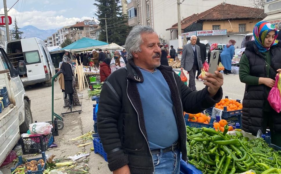 Hem Tezgâh Başında Hem Ekran Karşısında: Tezgâh Başında TikTok Fenomeni Oldu