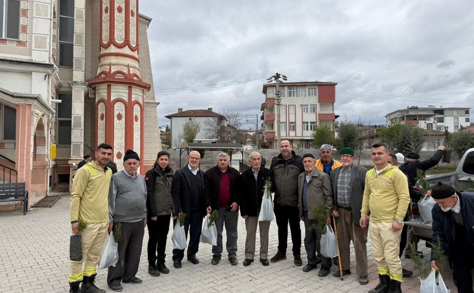 Erbaa’da Anlamlı Etkinlik: Cami Çıkışında Vatandaşlara Fidan Dağıtıldı