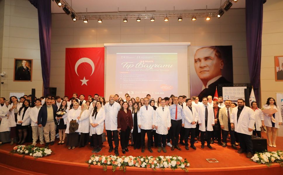 TOGÜ’de 14 Mart Tıp Bayramı Coşkusu: Öğrenciler Beyaz Önlüklerini Giydi
