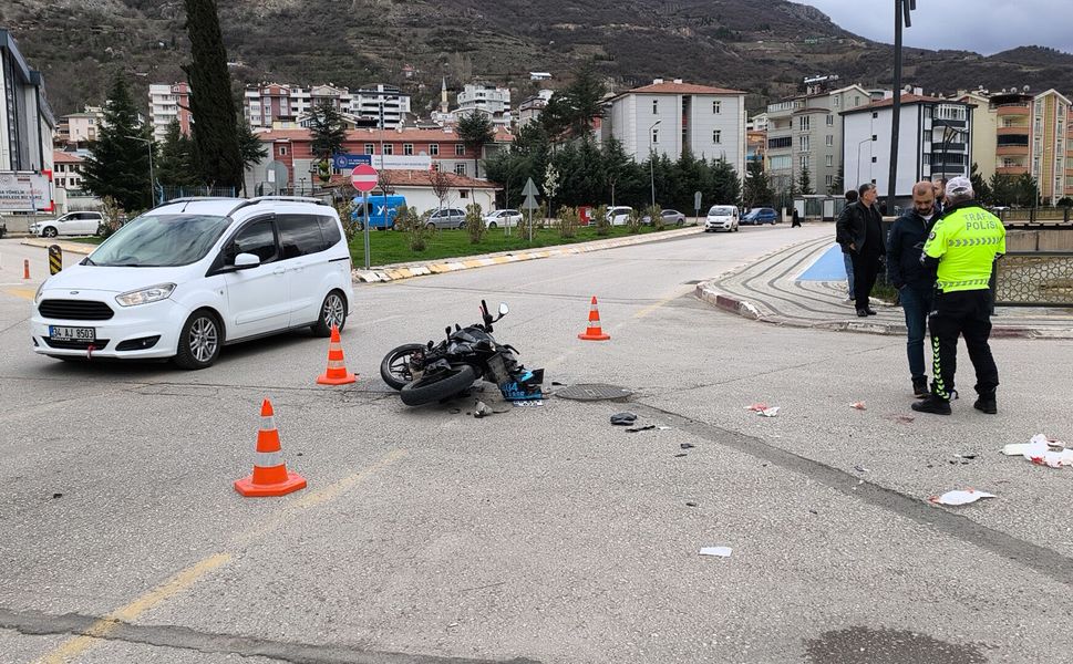 Tokat'ta Otomobil İle Motosiklet Çarpıştı: 2 Ağır Yaralı