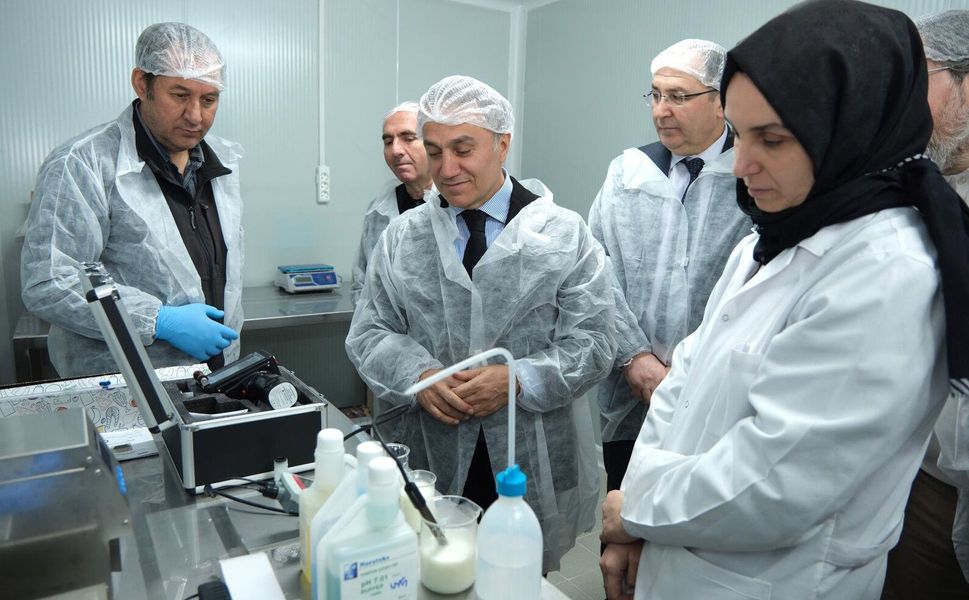 Rektör Yılmaz, Süt İşletme Tesisleri'nde İncelemelerde Bulundu