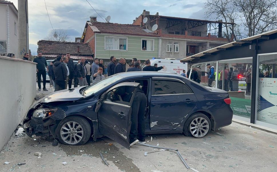 Erbaa’da Savrulan Otomobil Market Verandasına Daldı!