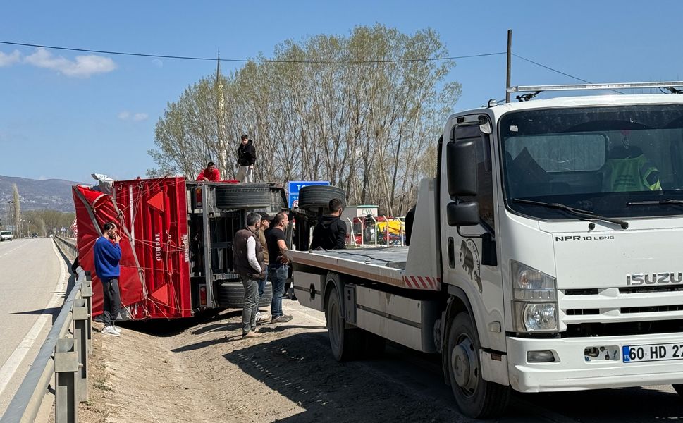 Tokat’ta Gübre Yüklü Traktör Devrildi Yol Trafiğe Kapandı