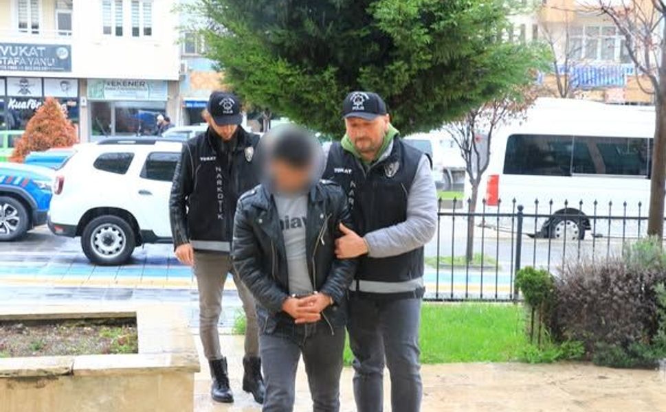 Erbaa`da  TIR'ın Dorsesindeki Araçtan Uyuşturucu Çıktı; 1 Gözaltı