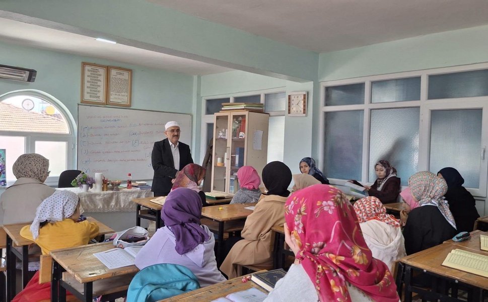 Erbaa’da Maneviyat Seferberliği: Müftü Bekir Ertürk Kurslarda Gençlerle Buluştu