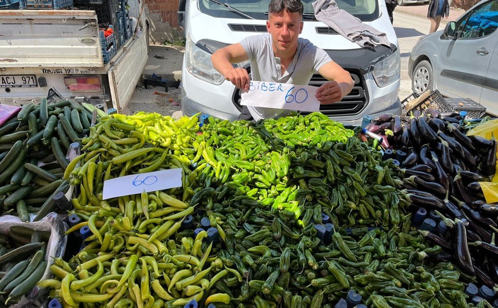 Erbaa Cumartesi Pazarında Yaz Bereketi: Fiyatlar Düştü, Tezgahlar Şenlendi