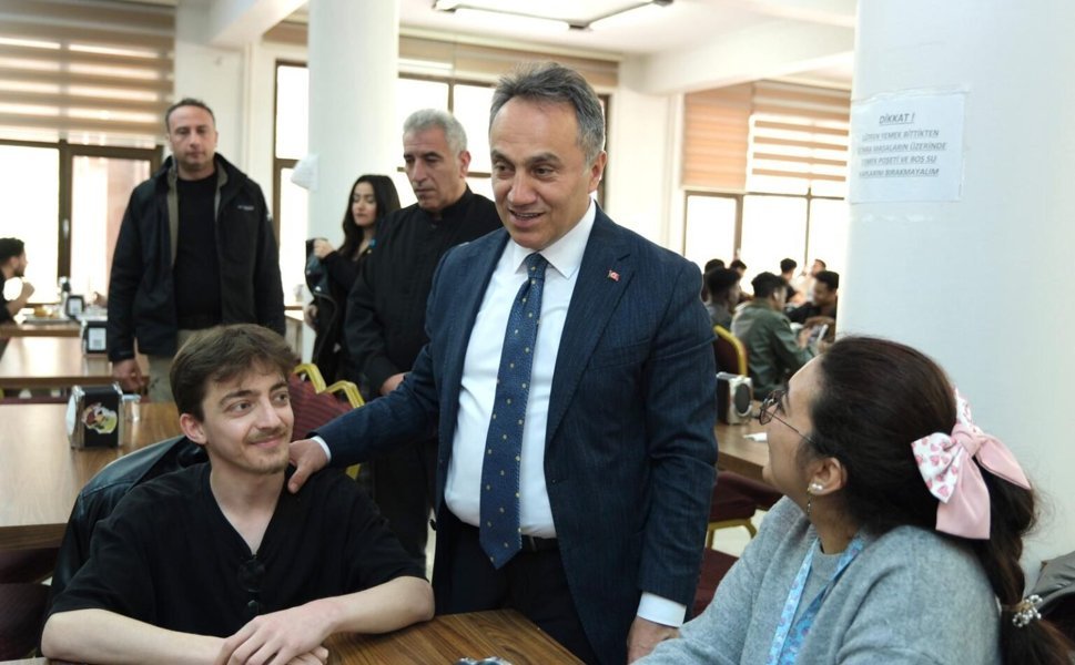 Rektör Yılmaz Öğrenci Sofrasında: TOGÜ’de Samimi Yemekhane Buluşması!
