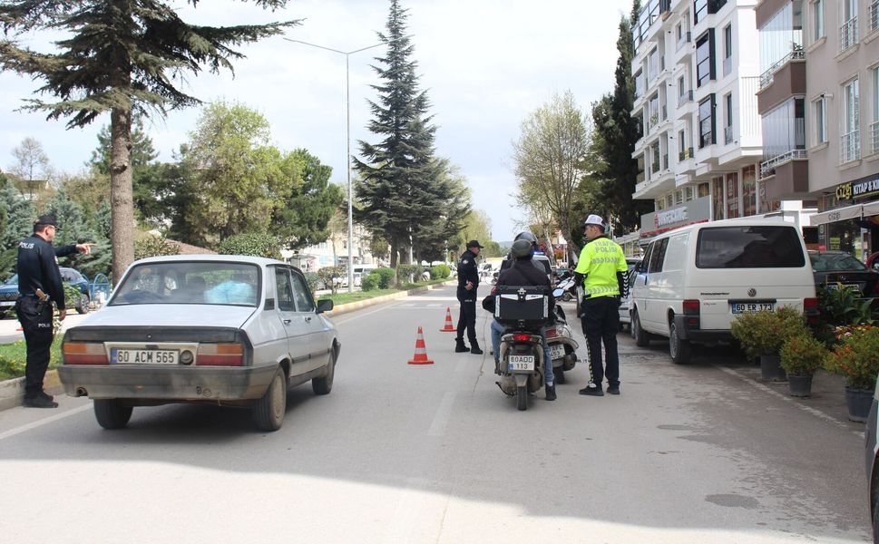 Erbaa’da Trafikte Sıkı Denetim: Polis Kuralları Tek Tek Kontrol Etti