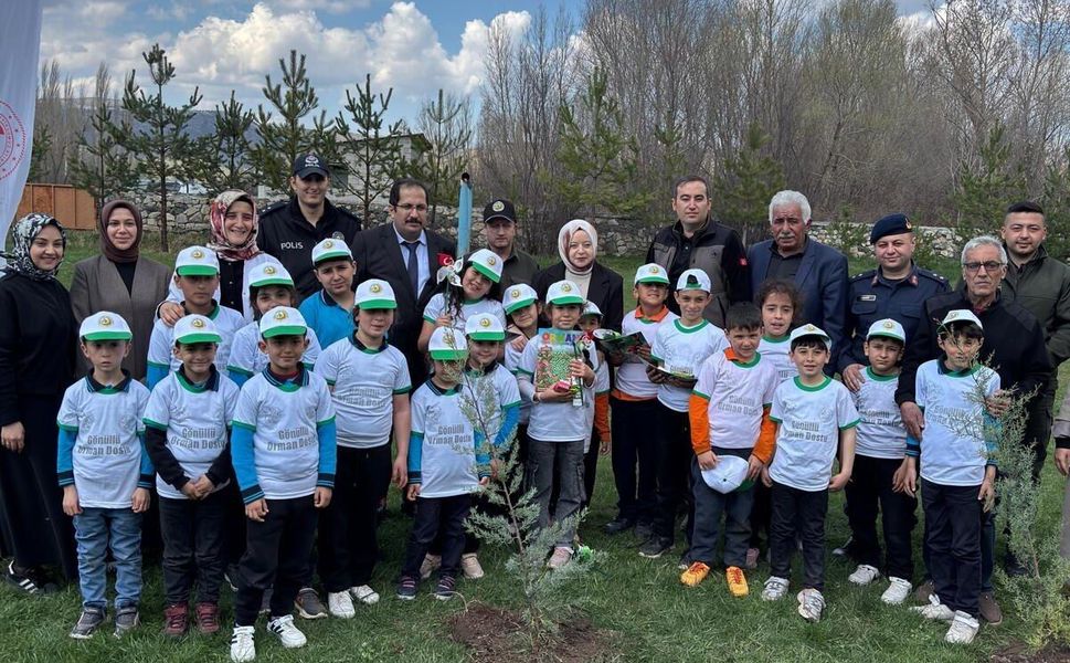 Tokat Orman İşletme Müdürlüğü  Büğet Köyünde Geleceğe Yatırım: Okul Bahçesi Fidanlarla Donatıldı