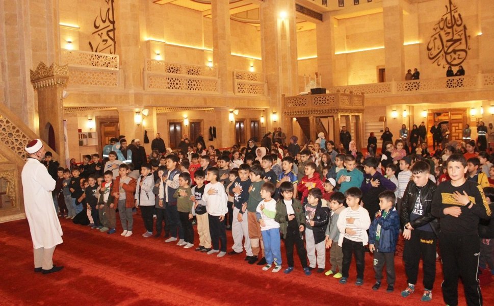 Tokat’ta Camiler Çocuklarla Şenlendi! Oyun, İbadet ve İkram Bir Arada.