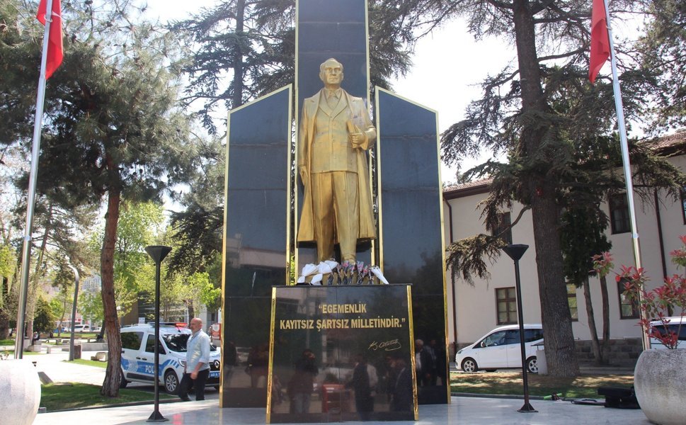 Erbaa’da Öğretmen ve Öğrenciler İçin Karanfil Bırakıldı