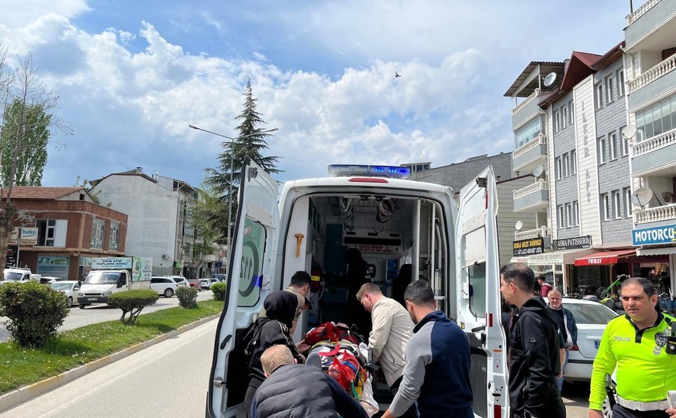 Yaya Geçidinde Hatalı Sollama Yapan Motorcu İlkokul Öğrencisine Çarpıp Kaçtı