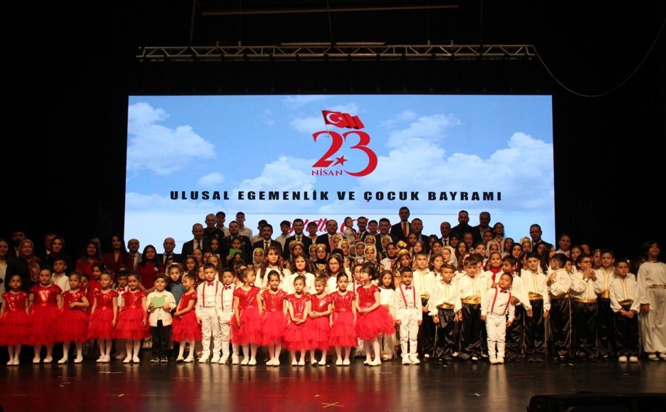 Erbaa’da 23 Nisan Coşkusu: Minikler Bayramı Doyasıya Kutladı