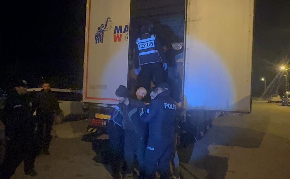 Erbaa’da Polisten Kaçamadılar: TIR Dorsesinden 18 Kaçak Göçmen Çıktı!