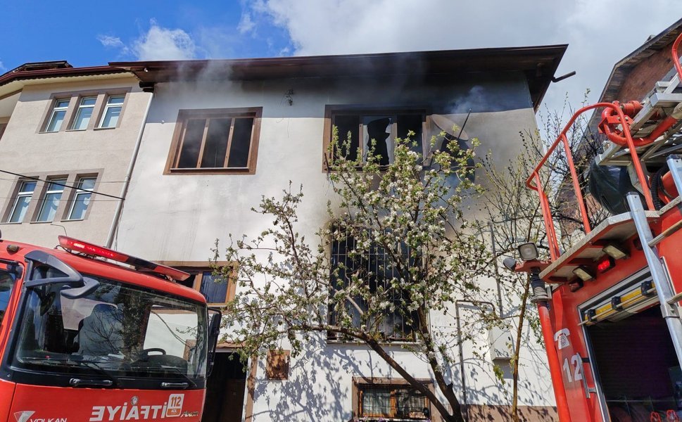 Komşusunun Evindeki Yangına Müdahale Etmek İsteyen Kadın, 5 Gün Sonra Hastanede Öldü