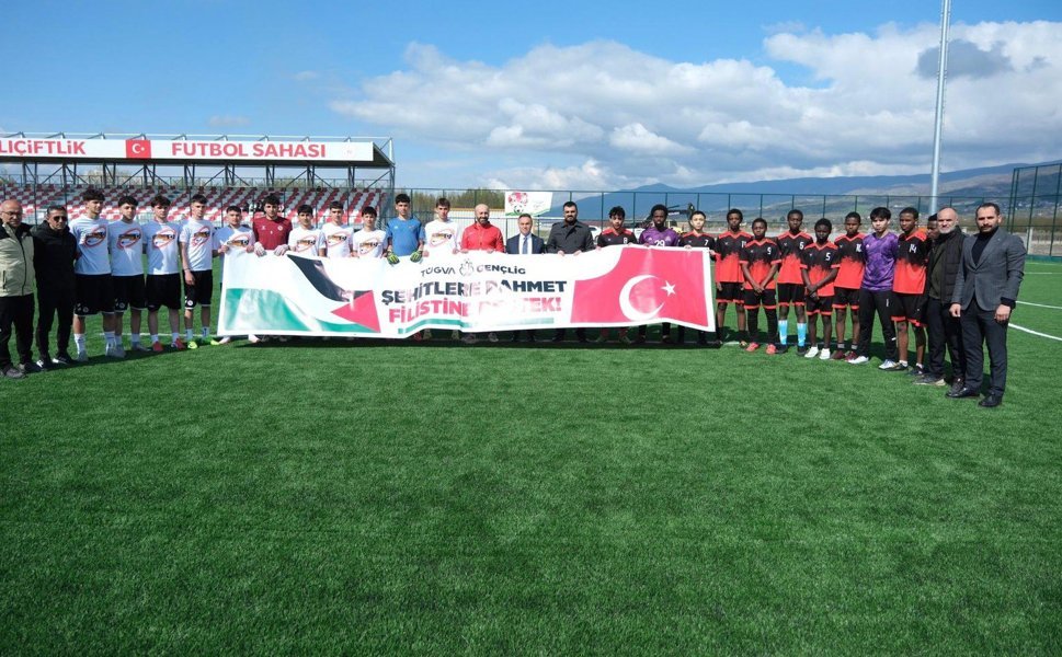 Rektör Yılmaz Gençlerle Sahada: Filistin’e Destek Turnuvasına Katıldı