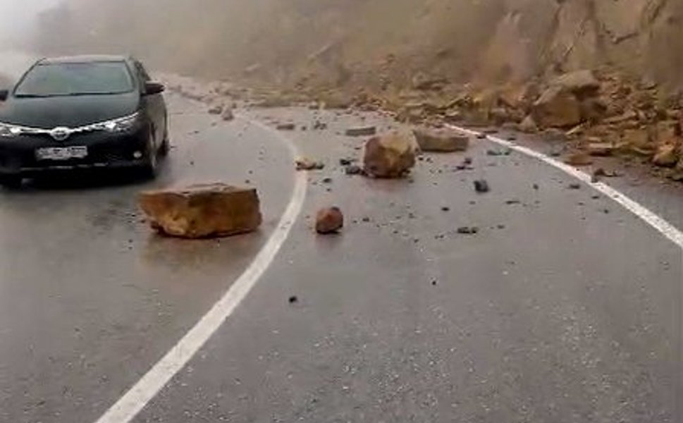 Tokat’ta yağış sonrası kaya parçaları yola yuvarlandı