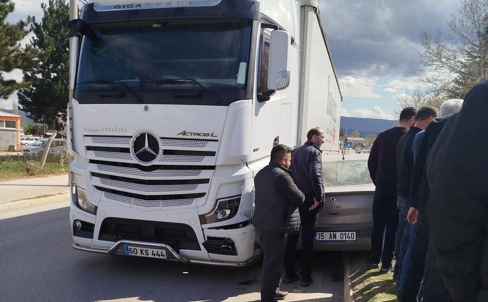 Erbaa’da "Sıkışmalı" Kaza: Tırın Yanında Askıda Kaldı!