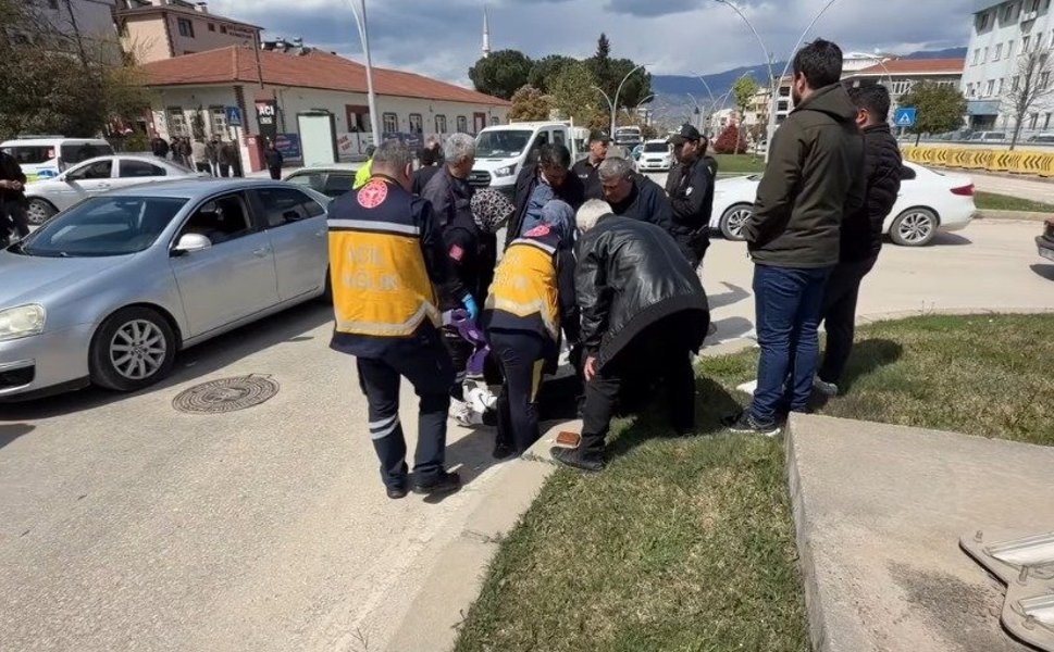 Erbaa’da Motosiklet Kazası: Kontrolden Çıkan Kurye Yola Savruldu!