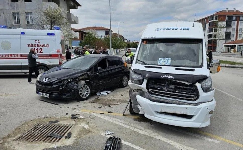 Erbaa'da Öğrenci Servisi Otomobille Çarpıştı: 10 Yaralı