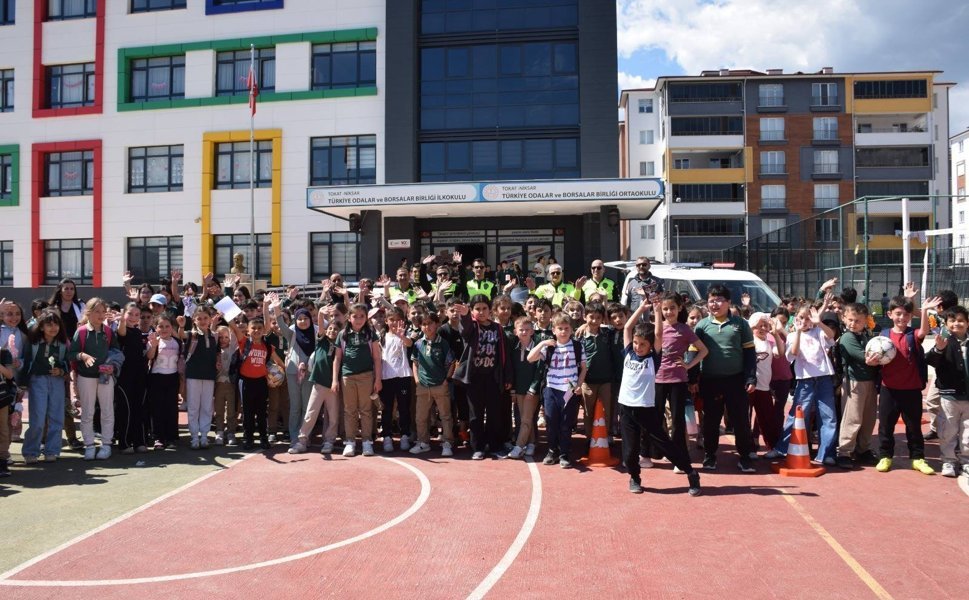 Niksar’da Trafik Haftası: Öğrencilere "Güvenli Yolculuk" Eğitimi