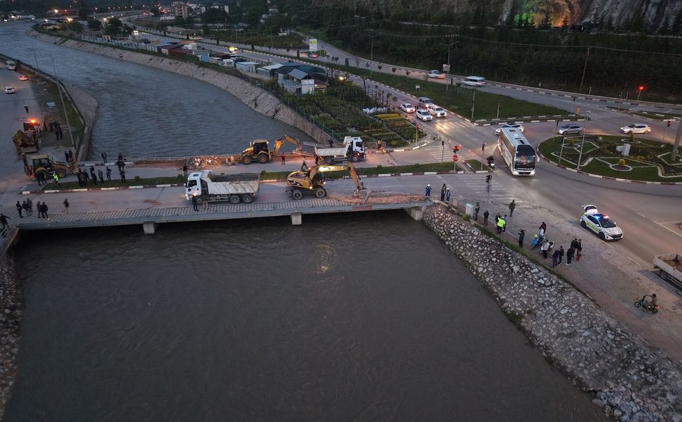Tokat’ta Çedaş Kavşağı Köprüsü’nün Yıkımına Başlandı