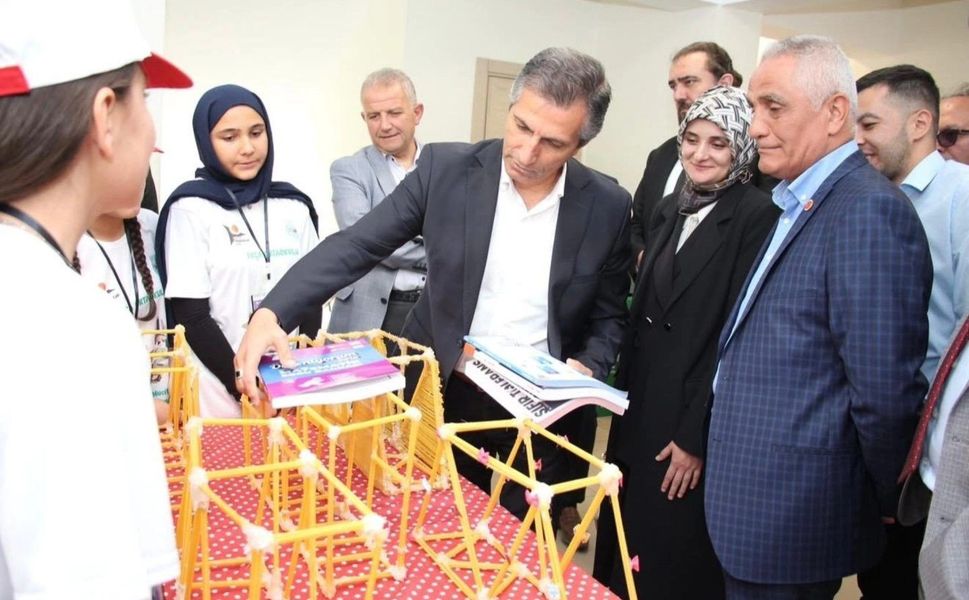 Erbaa Akça Ortaokulu’nda TÜBİTAK 4006 Bilim Fuarı Açıldı