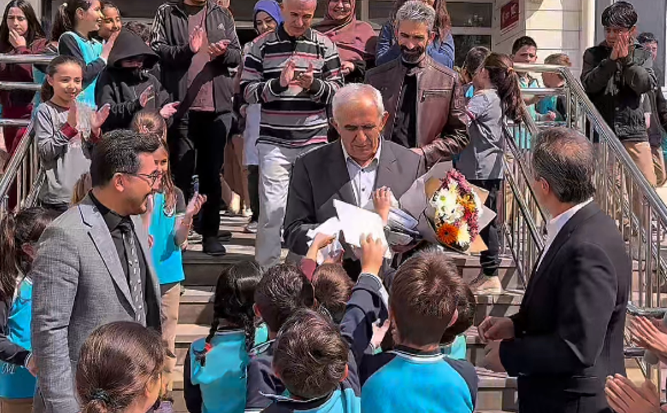 Erbaa’da Bir Devir Kapandı: Mahir Öğretmen Alkışlarla Veda Etti