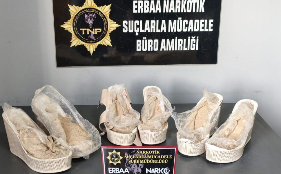 Erbaa`da Kadın Ayakkabısına Gizlenmiş 1,6 Kilo Eroin Ele Geçirildi