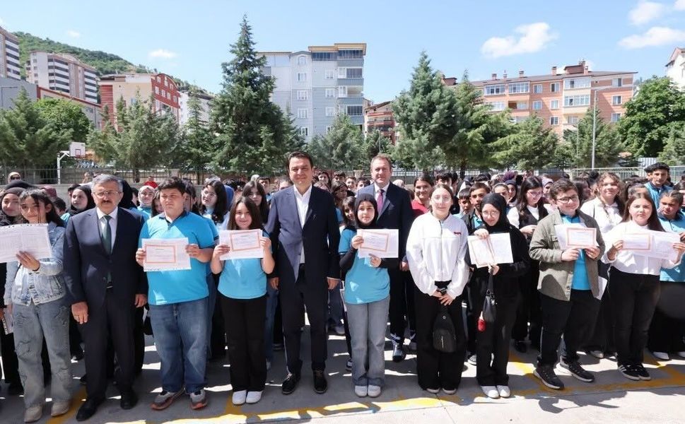 Vali Abdullah Köklü, Behzat-ı Veli Ortaokulu’nda Karne Heyecanına Ortak Oldu