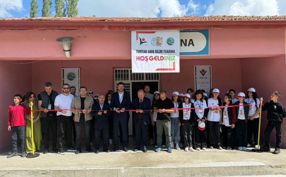 Turhal Yenisu Şehit Dursun Dinç Ortaokulu’nda Bilim Rüzgarı: Tübitak 4006 Fuarı Açıldı!