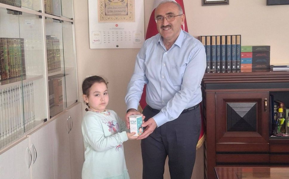 Minik Hiranur’dan Büyük Yürek: Kumbarasını Yeni Akademi İçin Bağışladı