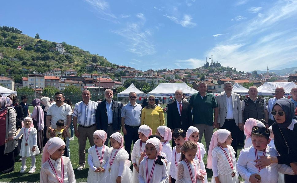Minik Öğrencilerin Mezuniyet Coşkusu: Niksar'da 4-6 Yaş Kur'an Kursu Yıl Sonu Töreni Yapıldı