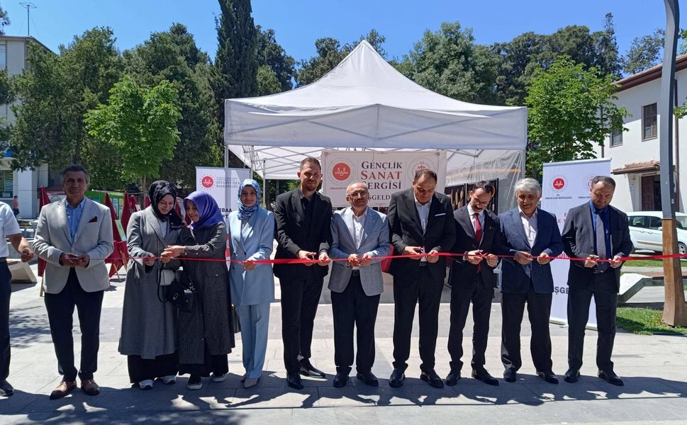 Erbaa'da Gençlerin Sanat Eserleri Görücüye Çıktı: Gençlik Sanat Sergisi Açıldı!