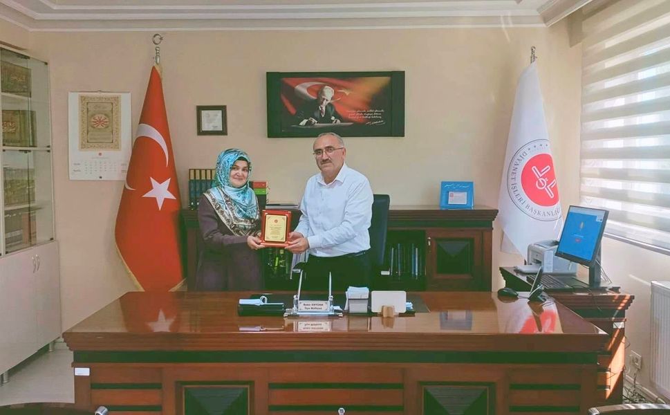 Kur'an Kursu Öğreticisi Canan Himmet’e Bölge İkinciliği Plaketi