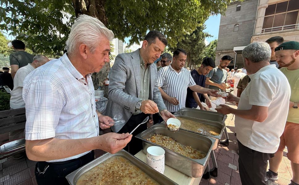 AK Parti Erbaa İlçe Başkanı Barsbay'dan Vatandaşlara Aşure İkramı