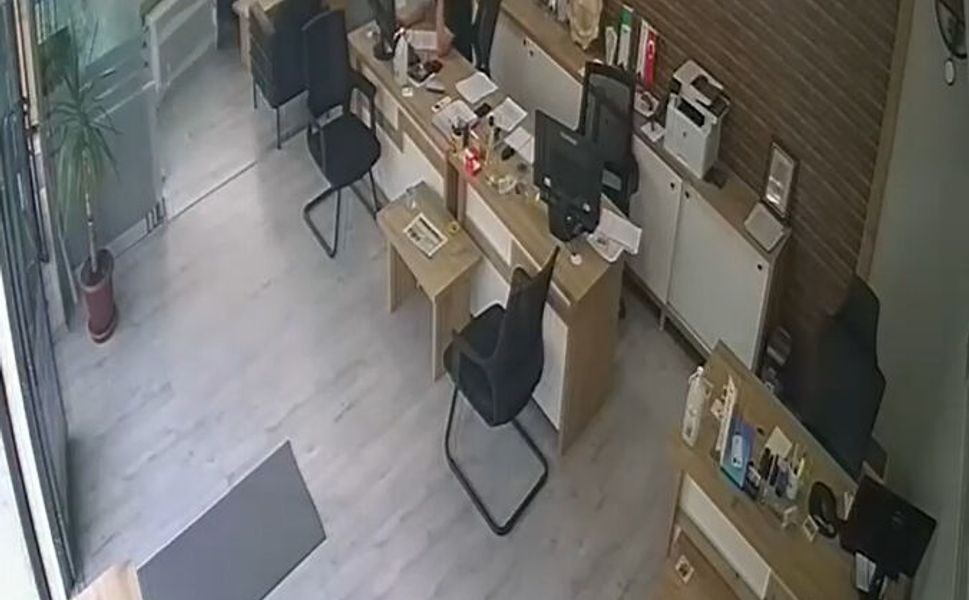 Otomobilin, İş Yerinin Duvarına Çarptığı Kaza Kamerada