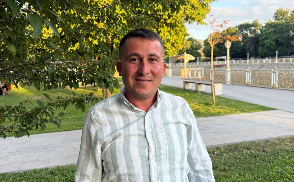 Bacağına Yapışan Keneyle Önce Arkadaşının Nişanına Ardından Hastaneye Gitti