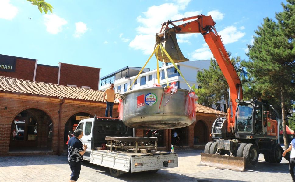 Erbaa`da  100 Bin 60 Dolmanın Pişeceği Dev Kazanı İş Makinesi Taşıdı