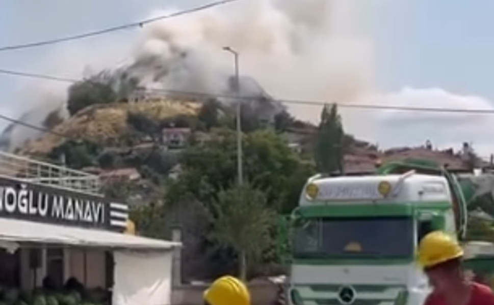Turhal Kalesi'nde Yangın Alevler Tarihi Yapının Etrafını Sardı!