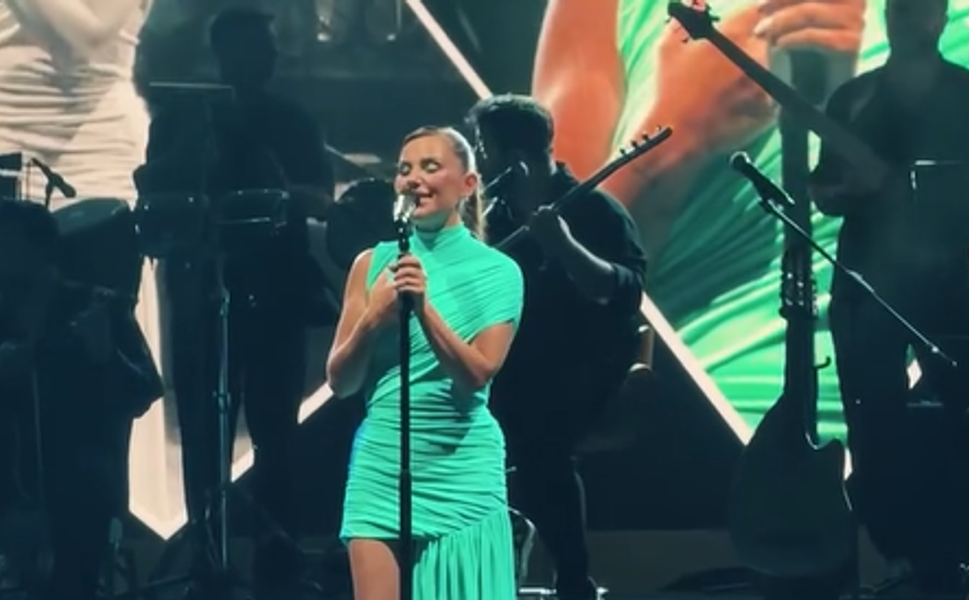 Merve Özbey, Erbaa Yaprak Festivali'ne Muhteşem Final Yaptı