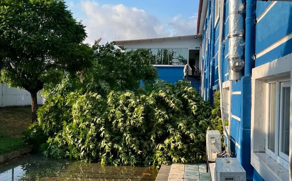 Erbaa'daki Şiddetli Yağış Ve Fırtına Efor Çay Erbaaspor Tesislerinde Hasar Oluştu!