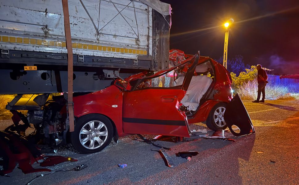 TIR'a Arkadan Çarpan Otomobilin Sürücüsü Hayatını Kaybetti