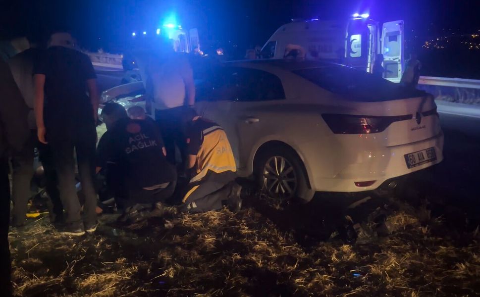 Tokat'ta İki Otomobil Çarpıştı; 1'i Ağır 9 Yaralı