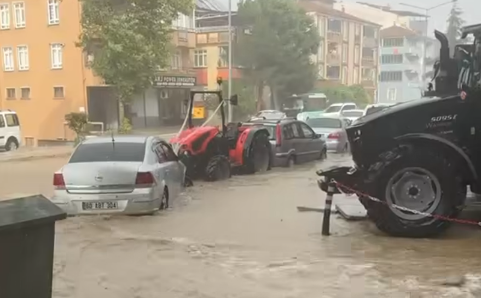 Erbaa’da Ani Bastıran Sağanak Ve Fırtına Hayatı Felç Etti