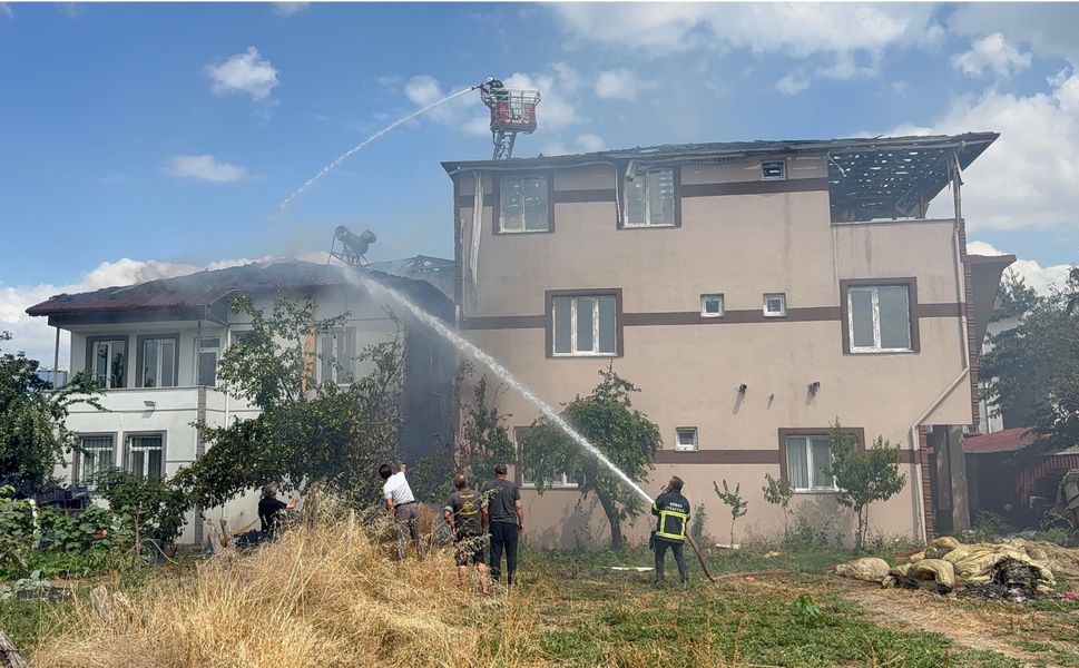 Erbaa'da Yangın Paniği: Alevler İki Binaya Sıçradı, Üst Katlar Kullanılamaz Hale Geldi