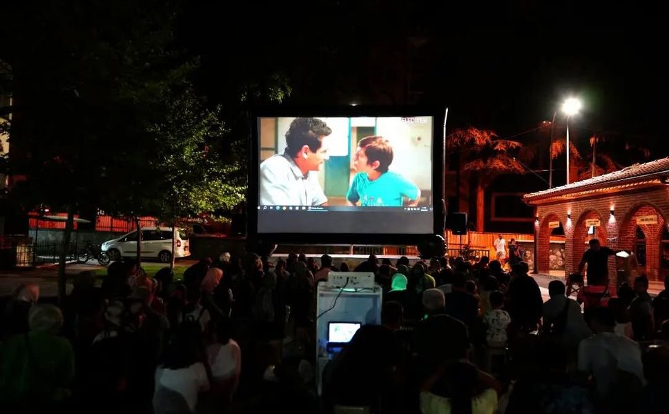 Erbaa Belediyesi’nden Çocuklara Yaz Neşesi: Açık Hava Sinema Günleri Başladı!