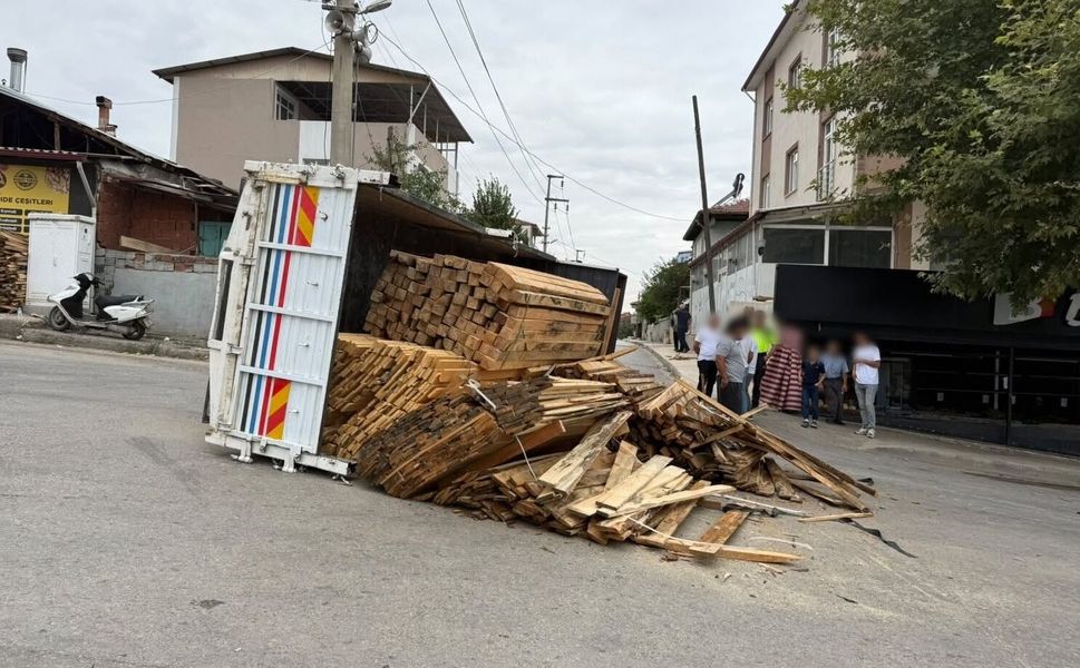 Erbaa’da Kereste Yüklü Kamyonet Devrildi: 1 Yaralı