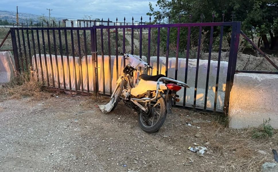 Erbaa'da Otomobille Çarpışan Motosiklet Sürücüsü Kaçarken Kaza Yaptı
