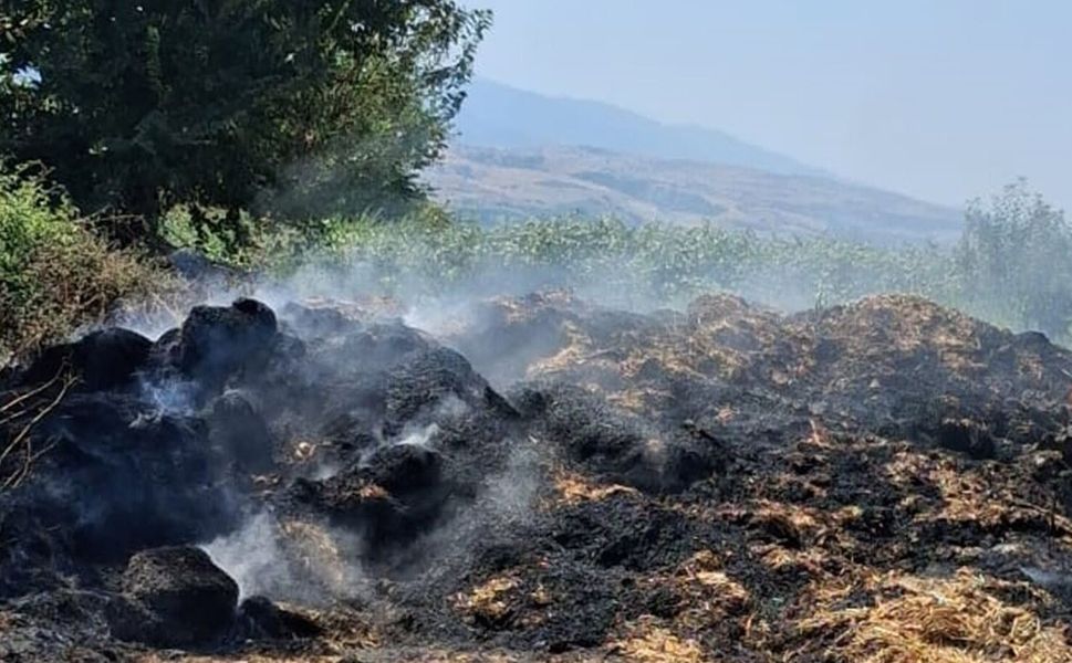 Karayaka ’da Saman Balyaları Alev Aldı: Çok Sayıda Balya Kullanılamaz Hale Geldi